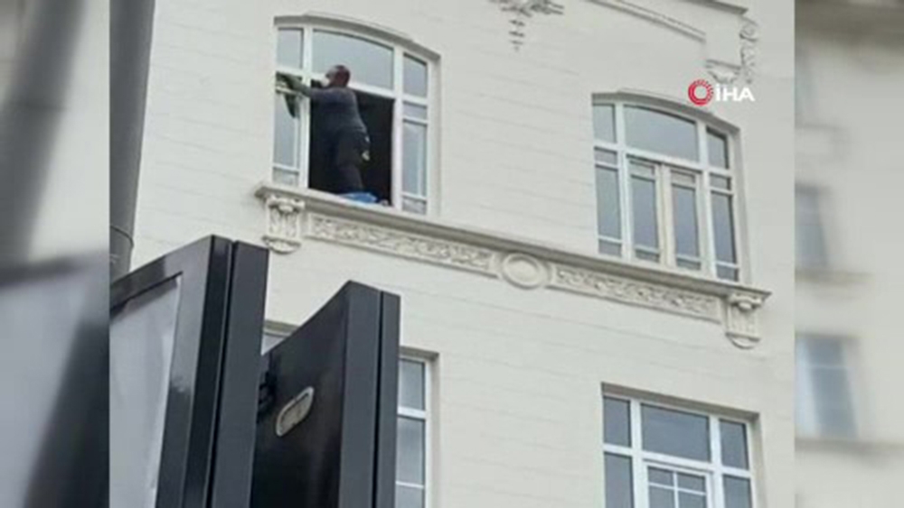 Güvenlik önlemi olmadan ölümüne cam temizliği
