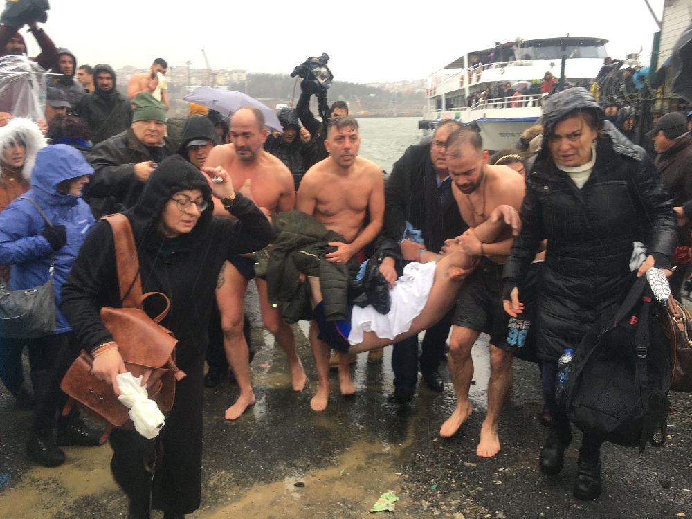Haç çıkarma töreni sırasında fenalaştı