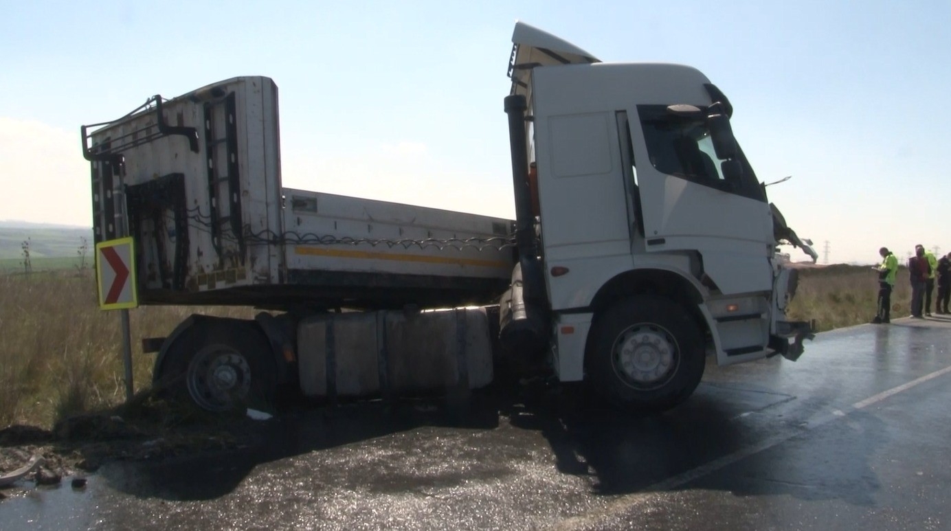 Hadımköy’de 2 tır kafa kafaya çarpıştı: 2 yaralı