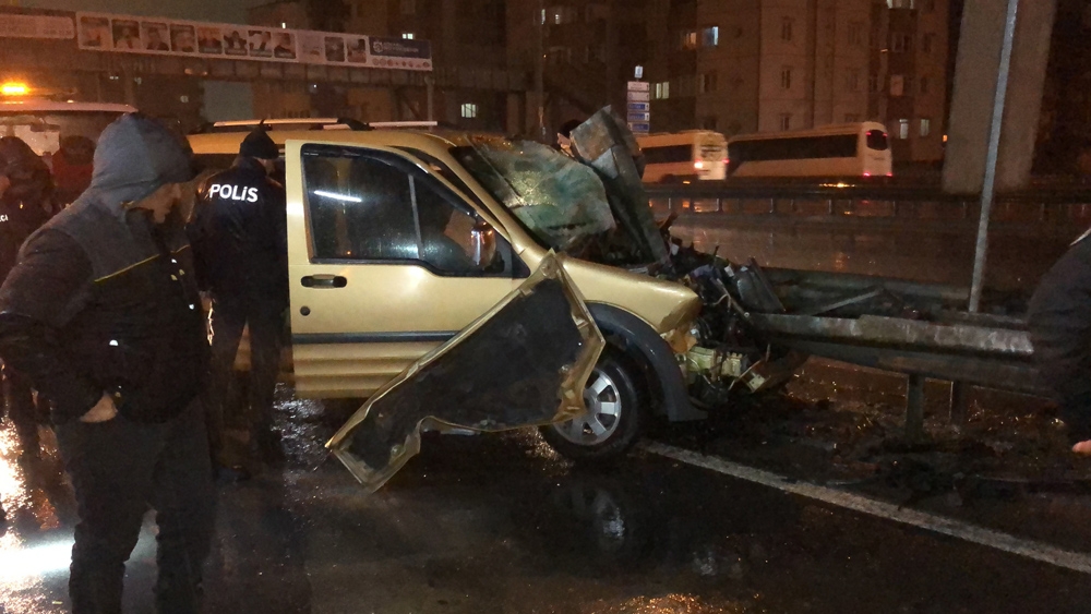 Hafif Ticari Araç Bariyerlere Ok Gibi Saplandı: 1 Ağır Yaralı