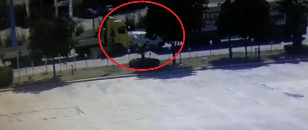Hafif ticari araç iki tırın arasında preslendi: 1 ölü, 1 yaralı