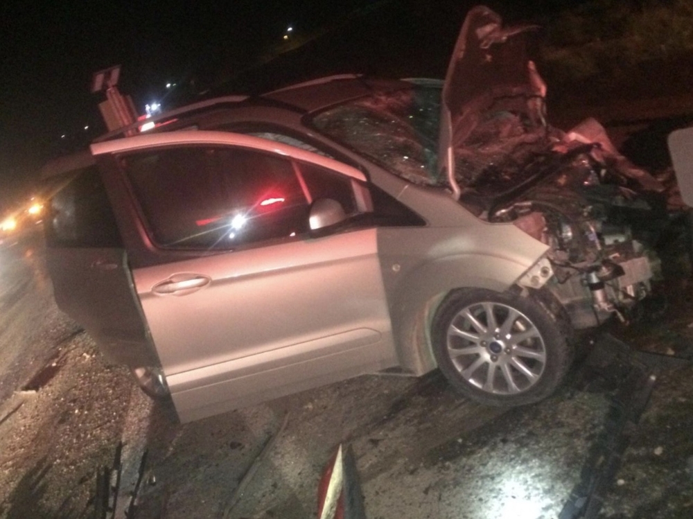 Hafif Ticari Araç Otomobille Çarpıştı: 1 Ölü, 2 Yaralı