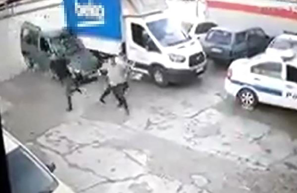Hafif ticari araç tamirciye girdi! 3 kişi son anda kurtuldu...