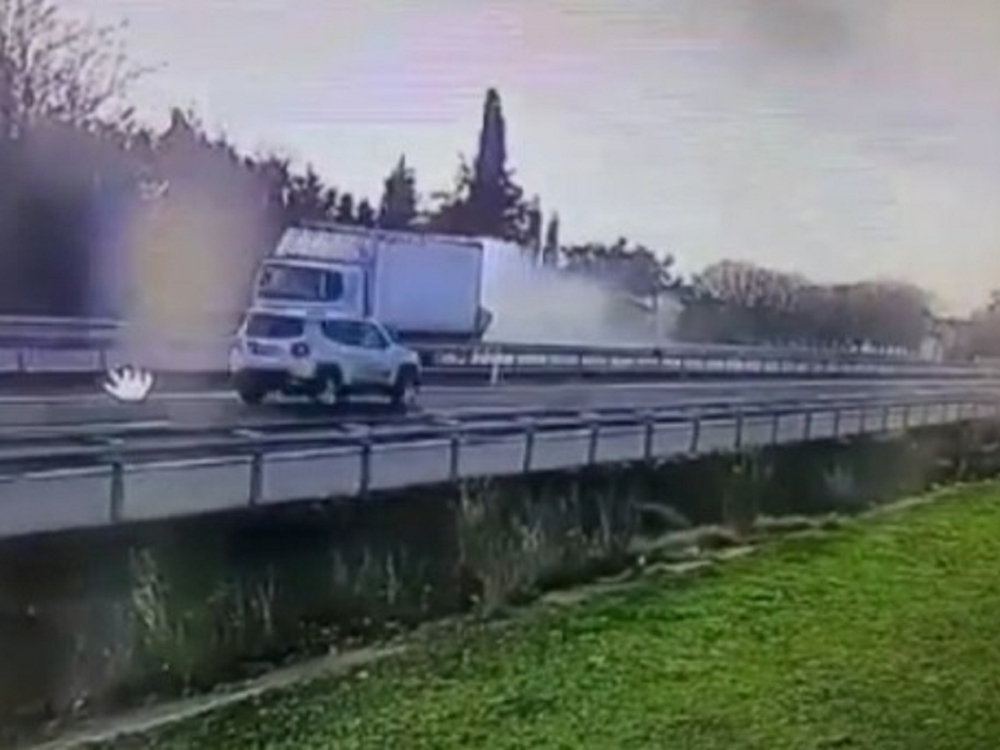 Hafif ticari aracın tıra ok gibi saplandığı anlar kamerada