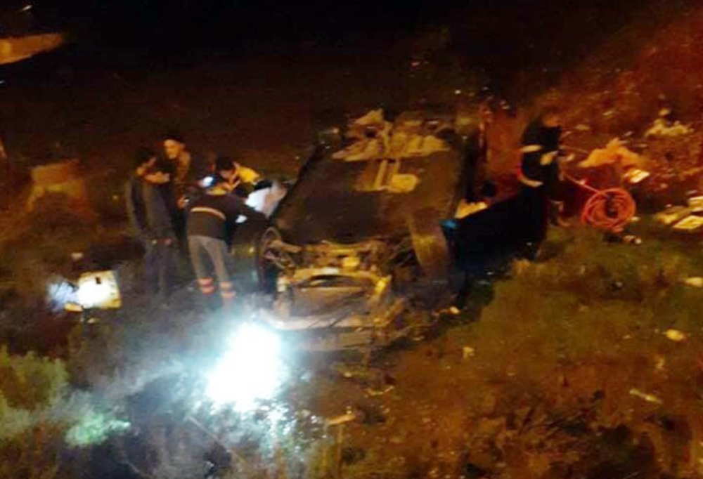 Hafif Ticari Araçla Otomobil Çarpıştı: 1 Ölü, 3 Yaralı