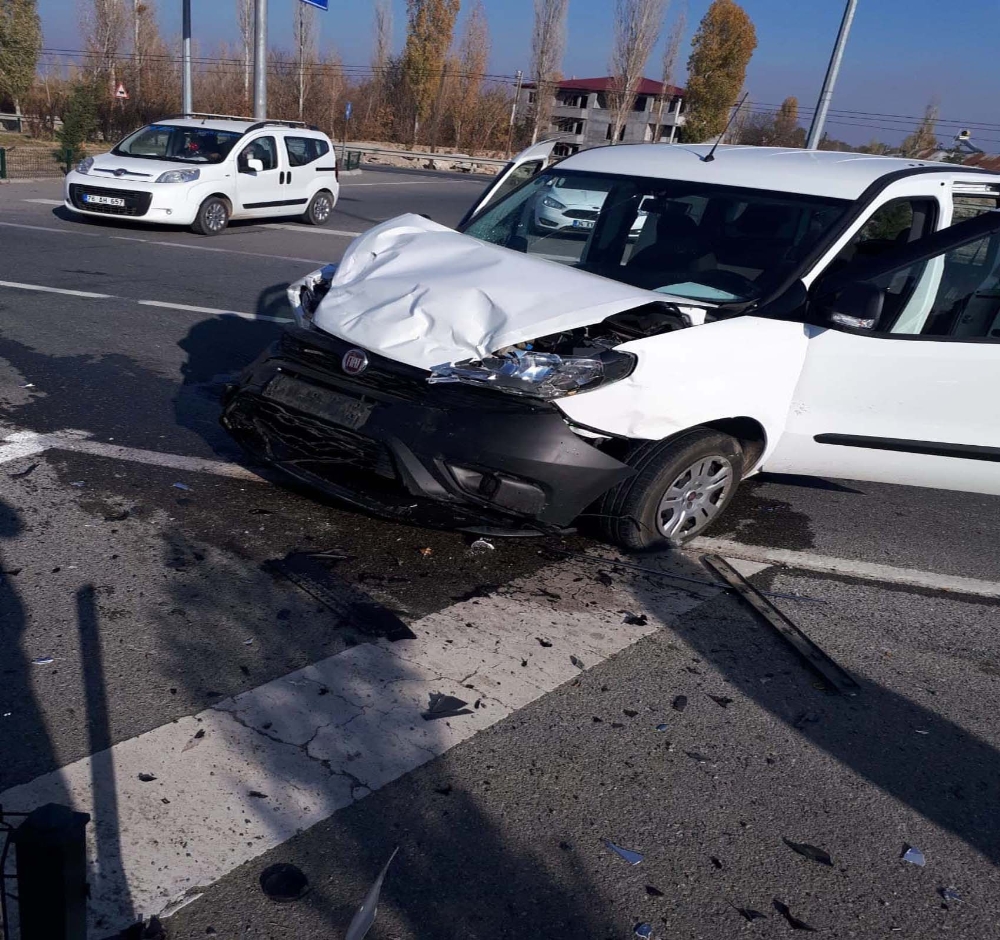 Hafif Ticari Araçla Otomobil Çarpıştı: 6 Yaralı