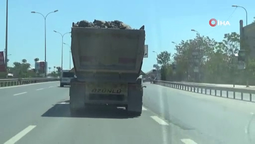 Hafriyat kamyonu E5’te tehlikeye davetiye çıkardı