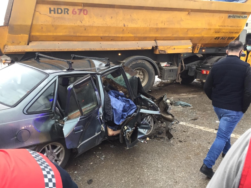 Hafriyat kamyonu ile otomobil çarpıştı: 1 ölü, 3 yaralı