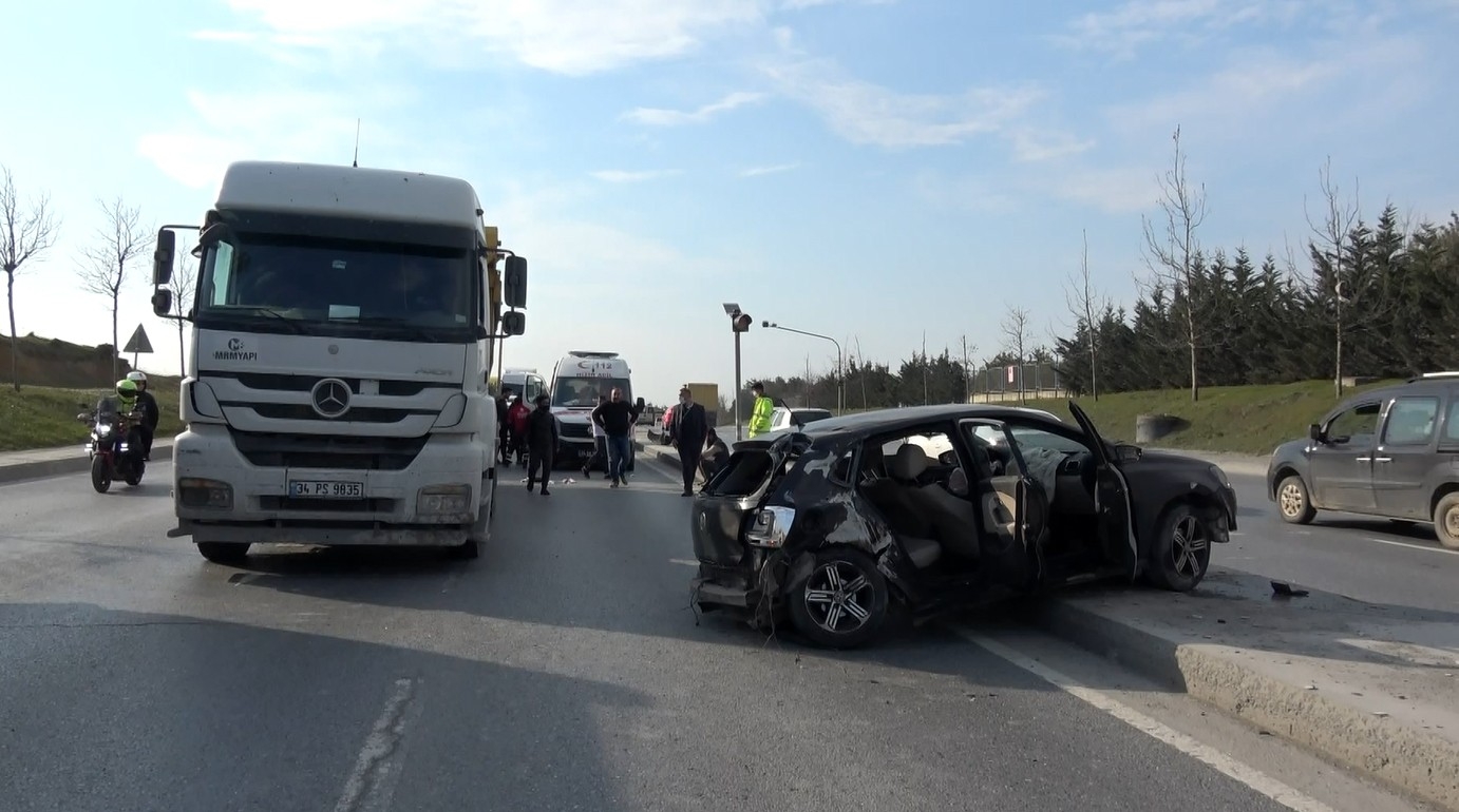 Hafriyat kamyonu ile otomobil çarpıştı: 1 yaralı