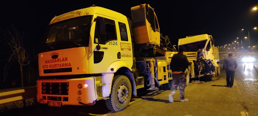 Hafriyat kamyonu park halindeki oto kurtarma aracına çarptı: 1 yaralı