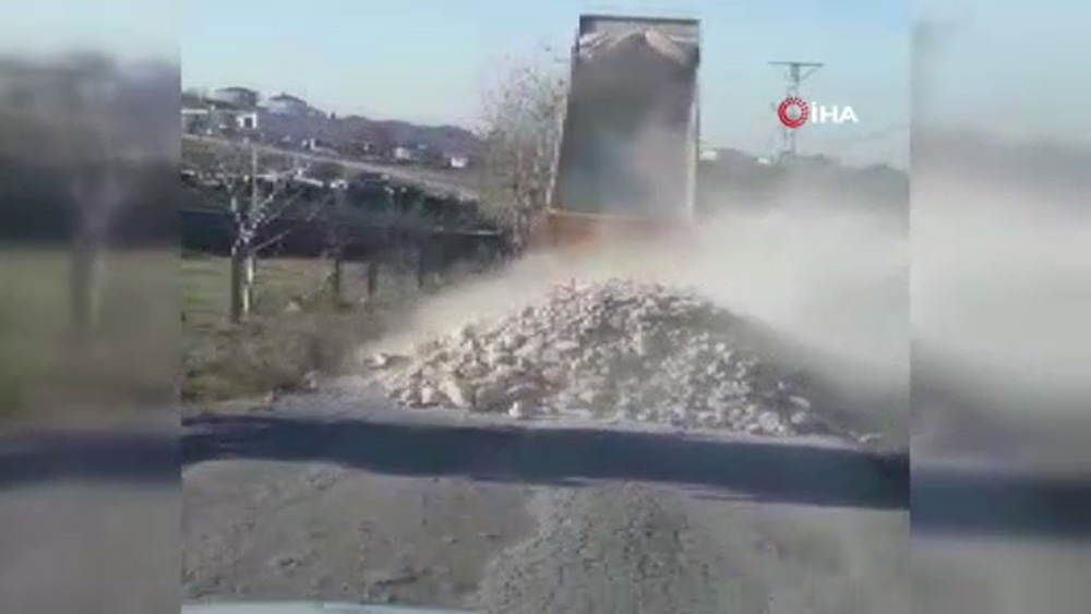 Hafriyat Kamyonu Sürücüsü Yola Hafriyat Döküp Böyle Kaçtı