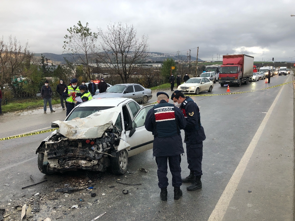 Hafriyat kamyonuna arkadan çarpan sürücü hayatını kaybetti