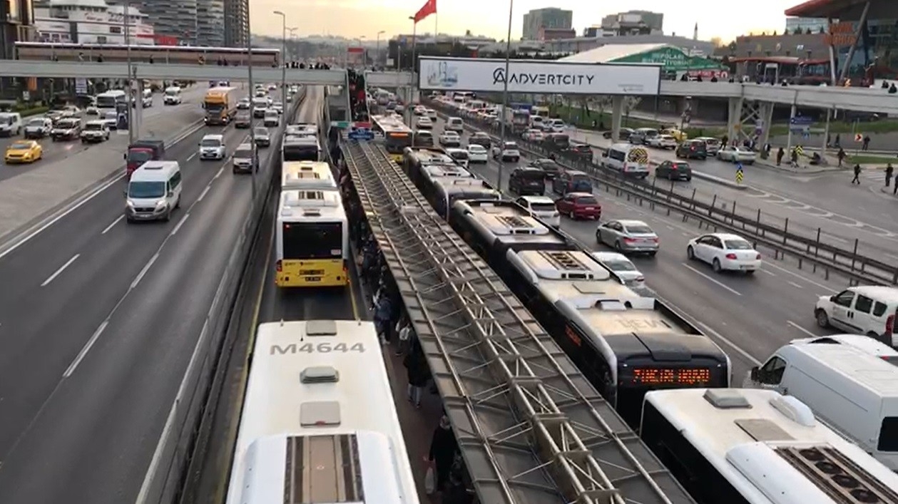 Hafta sonu sokağa çıkma kısıtlaması başladı