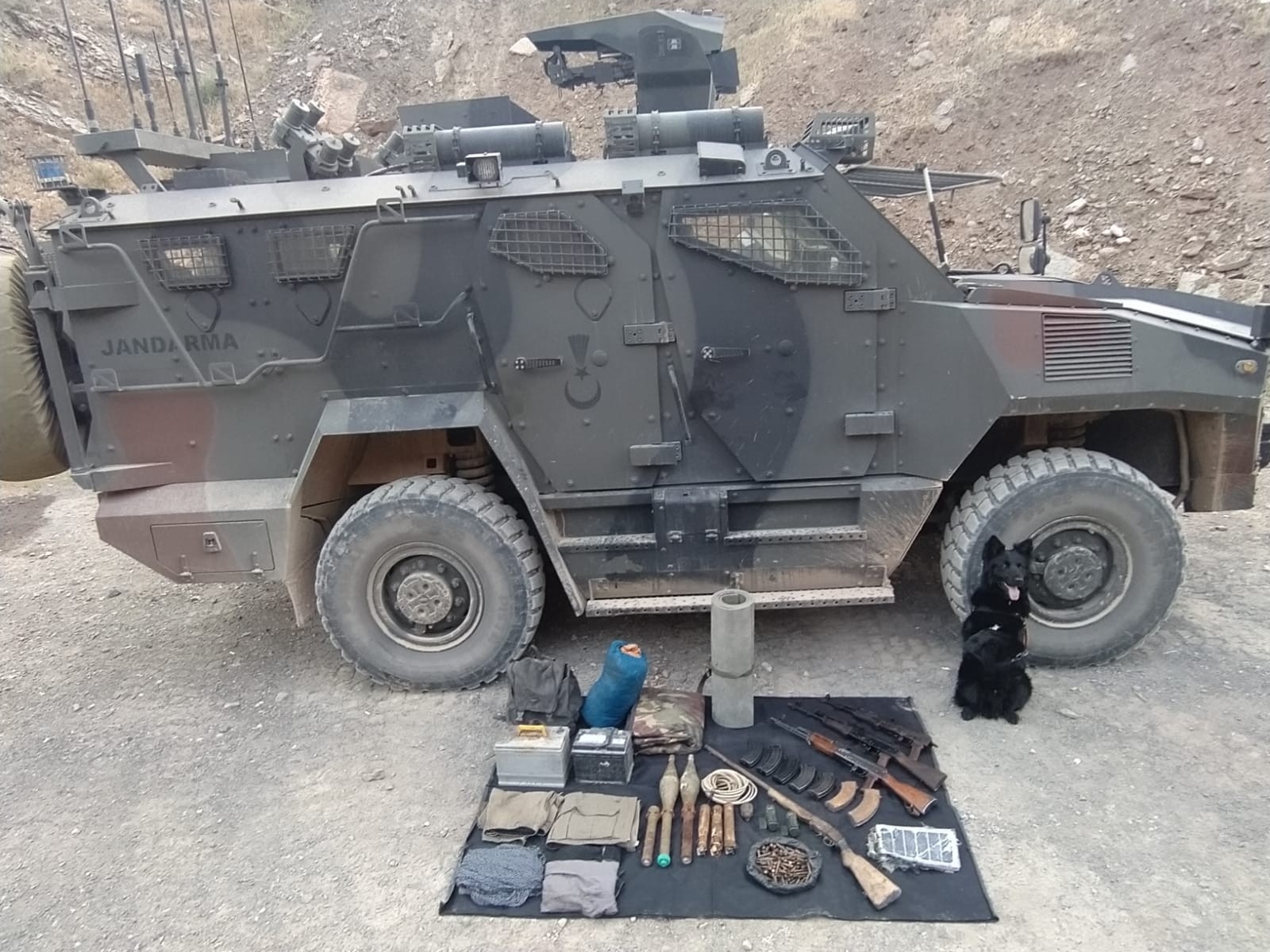 Hakkari kırsalında silah ve mühimmat ele geçirildi