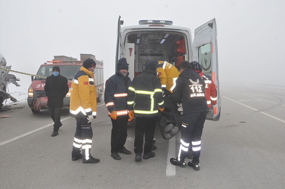 Hakkari’de minibüs ile tır çarpıştı: 4 ölü 5 yaralı