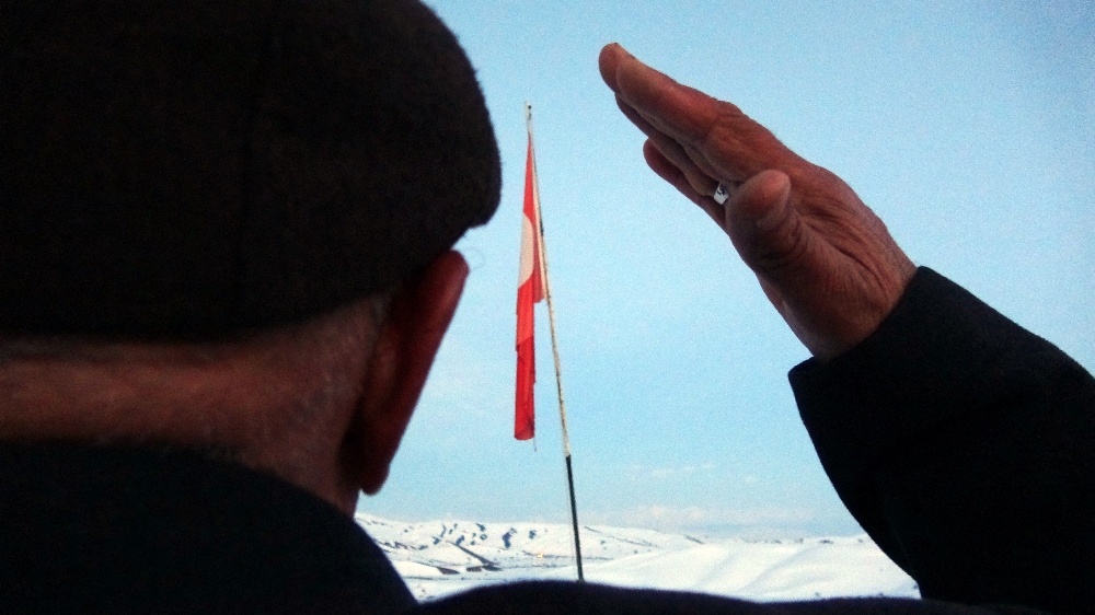 Hakkari’nin ilk kadın güvenlik korucusu eşiyle 37 yıldır bayrak nöbeti tutuyor