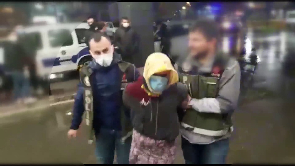 Hakkında ‘ölüme sebebiyet’ suçundan aranan şüpheli, saklandığı evde kadın kıyafetiyle yakalandı