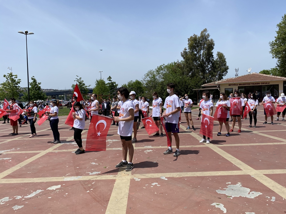 Haliç 19 Mayıs’ta kırmızı beyaz oldu