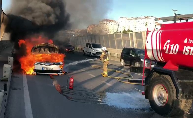 Haliç Köprüsü’nde araç yangını: Trafik felç oldu