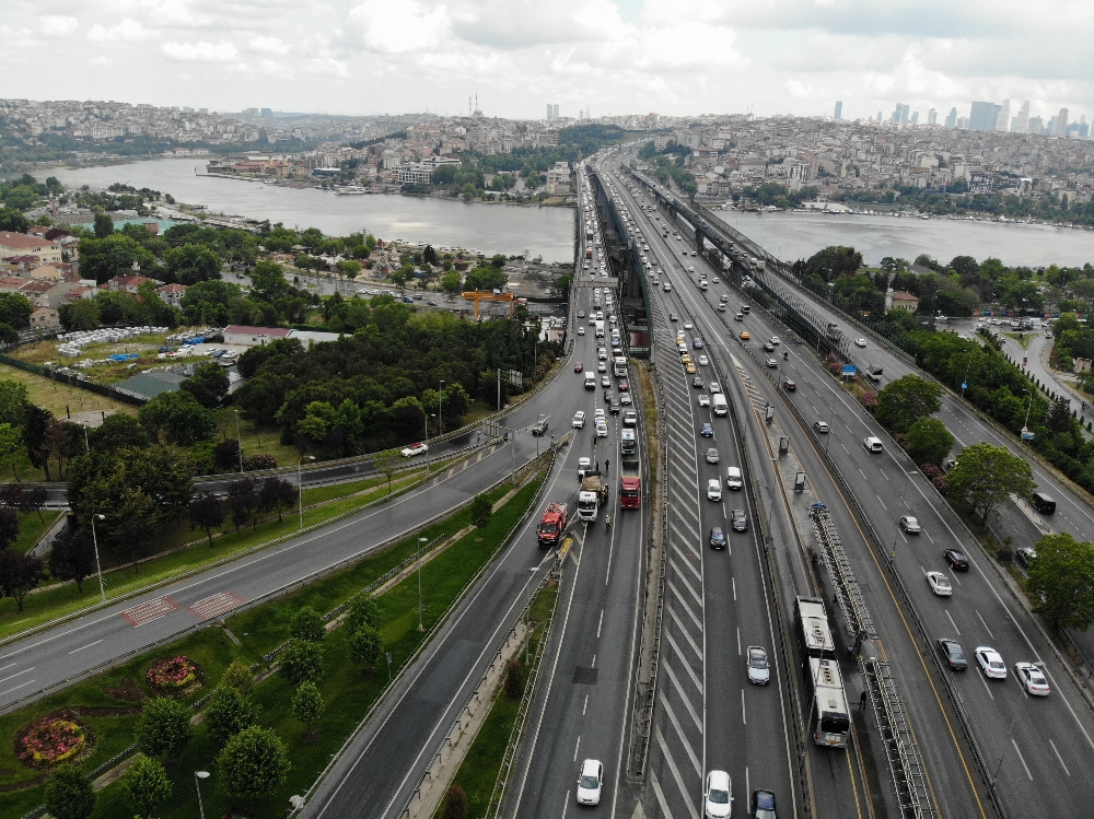 Haliç Köprüsü’nde hafriyat kamyonunda yangın çıktı