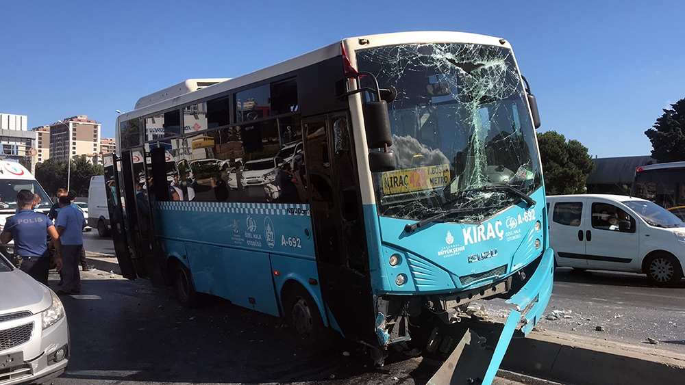 Halk otobüsü motosiklete çarpmamak için refüje çıktı: 2 yaralı