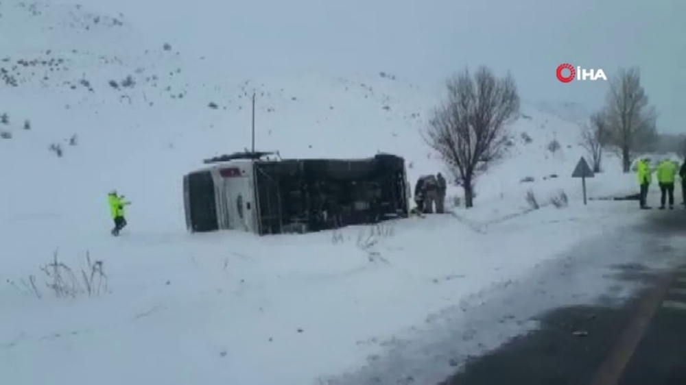 Halk otobüsü şarampole devrildi
