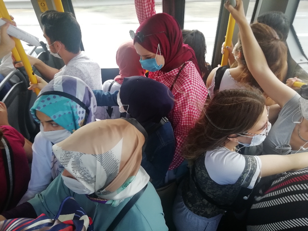 Halk otobüsünde nefes alacak yer kalmadı