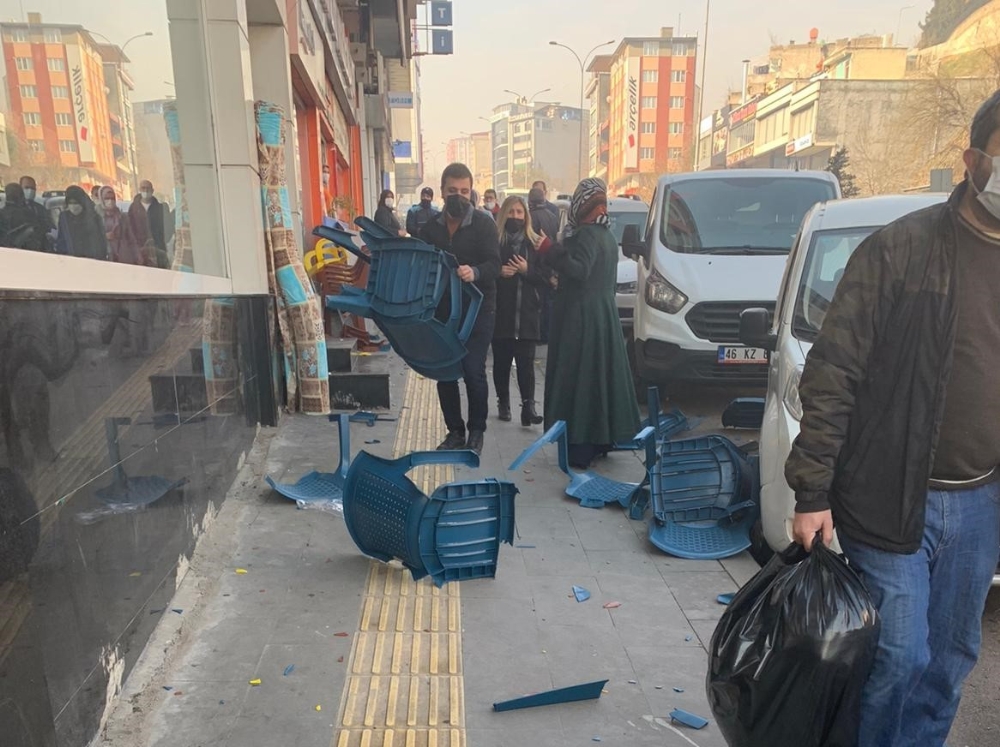 Halk otobüsünden fırlayan tekerlek dehşet saçtı
