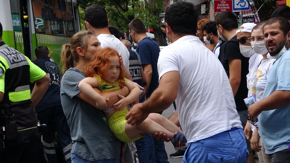 Halk otobüsünün çarptığı anne ve kızı metrelerce sürükledi