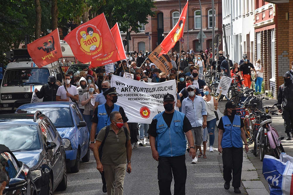 Hamburg’da polis şiddetine maruz kalan 15 yaşındaki Kadir Holdur’a destek mitingi yapıldı