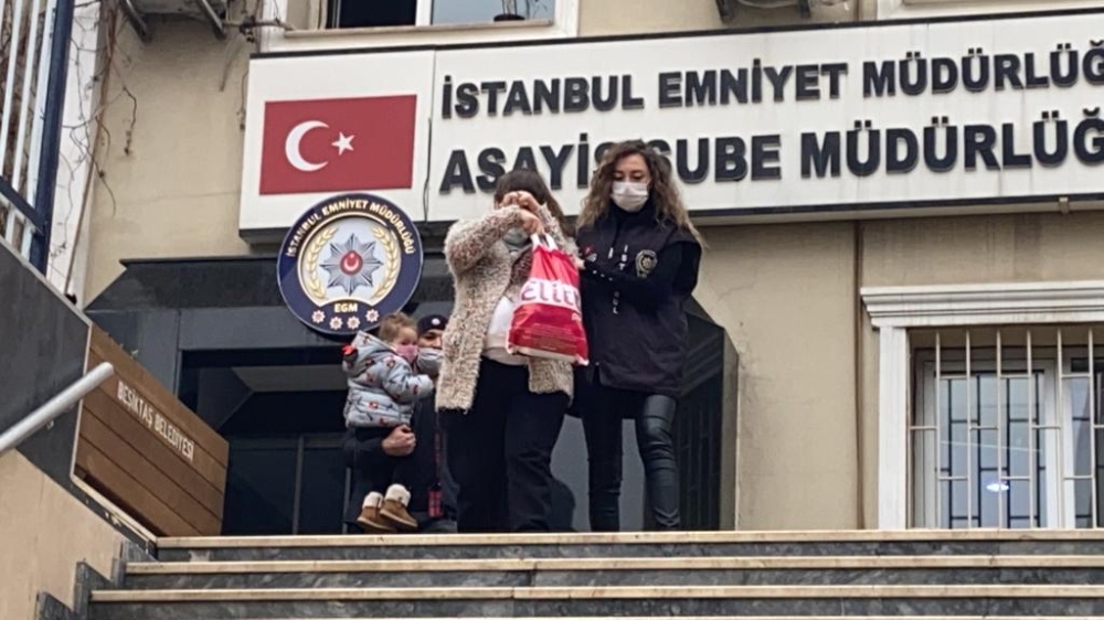 Hamile kadının çantayı çalması kamerada