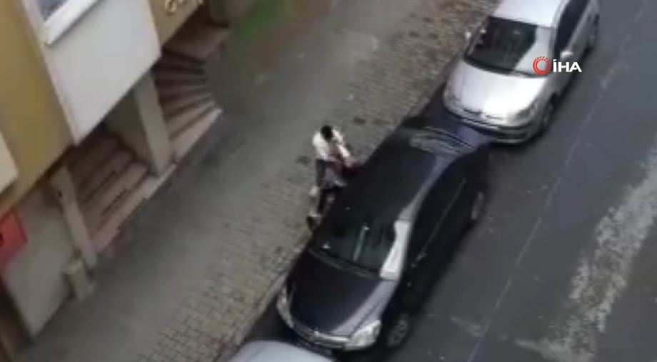 Hamile karısını sokak ortasında dövdü