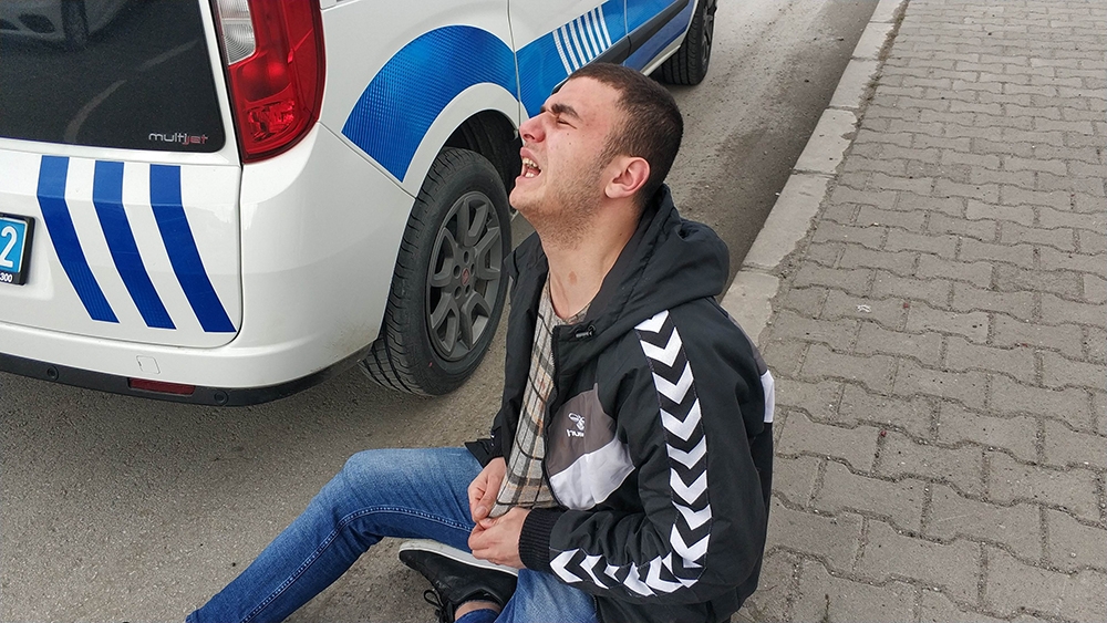 Hamile olan 3 aylık eşi seyir halindeki araçtan düşen kocanın feryatları yürekleri dağladı
