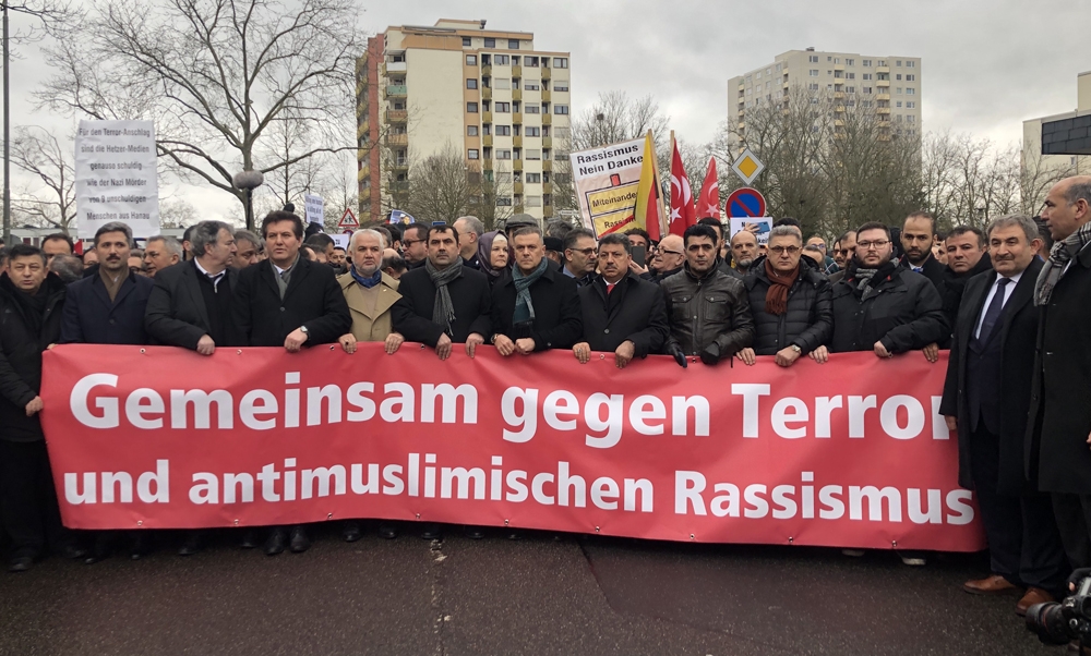Hanau’da binlerce kişi ırkçı terör saldırısına karşı bir araya geldi