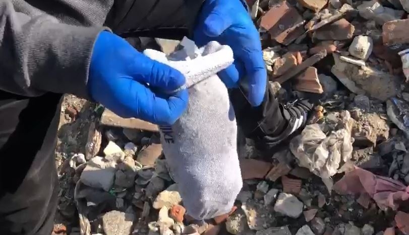 Harabeden çorap çorap uyuşturucu fışkırdı