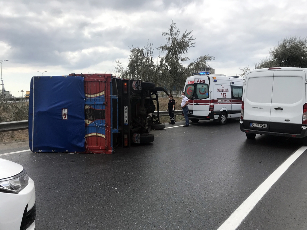 Haramidere bağlantı yolunda kamyonet devrildi