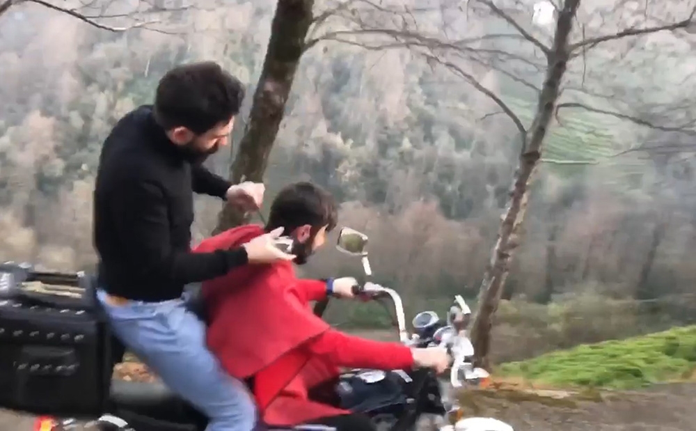 Hareket halindeki motosiklette arkadaşını tıraş etti, o anları sosyal medyadan paylaştı