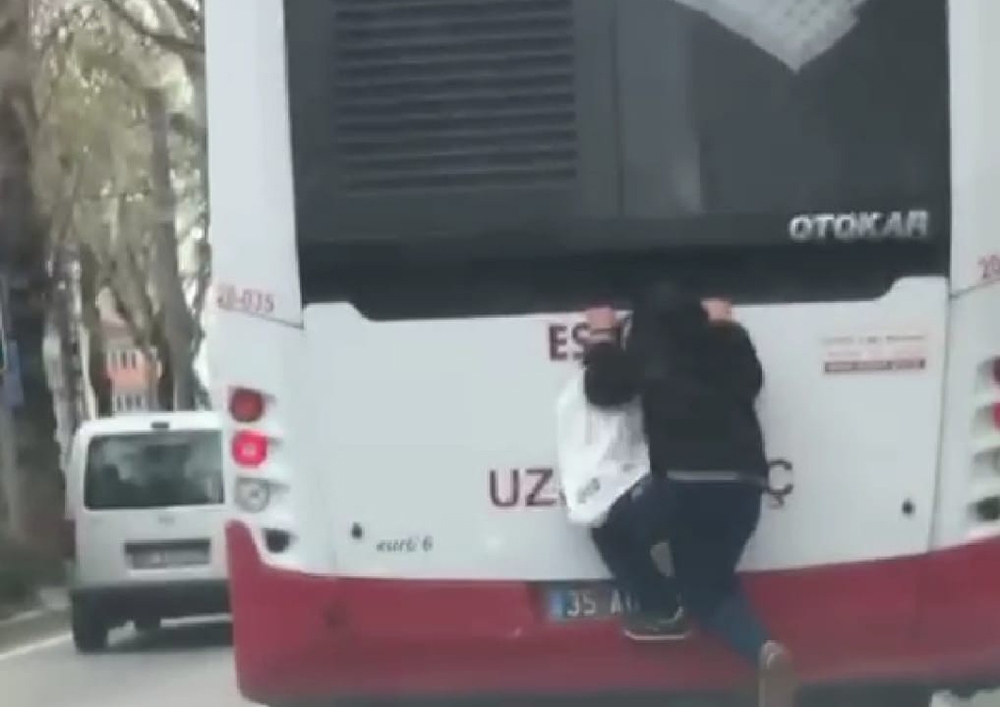 Hareket halindeki otobüse tutunarak canını hiçe saydı
