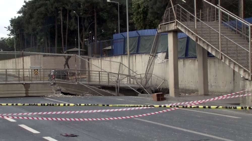 Hasdal Otoyolu’nda üstgeçit çöktü, yol trafiğe kapandı