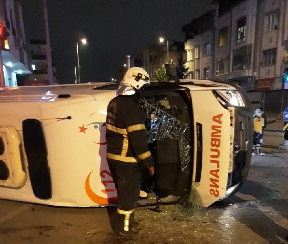 Hasta almaya giden ambulans kaza yaptı: 4 yaralı