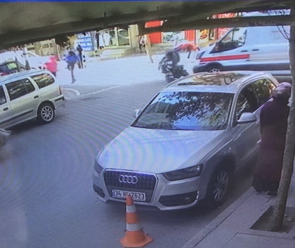 Hasta almaya giden ambulans motosiklete böyle çarptı