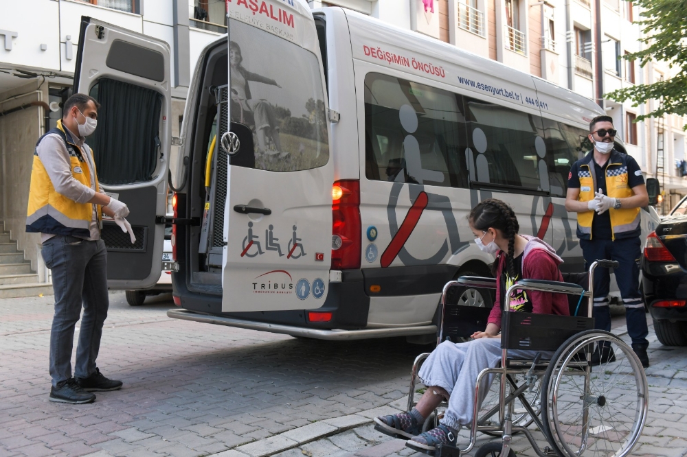 Hasta nakil aracıyla sınava götürüldü