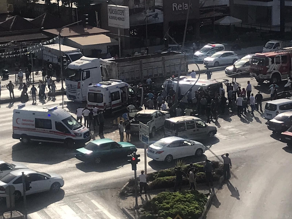 Hasta nakil eden ambulans devrildi: 6 yaralı