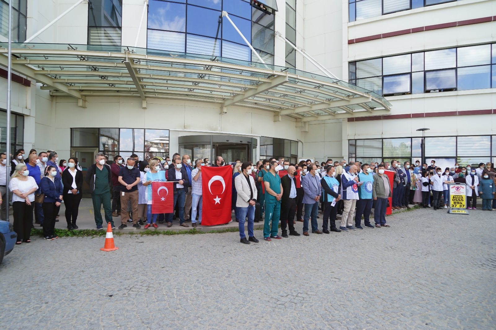 Hasta yakını muayene sırasında doktora saldırdı