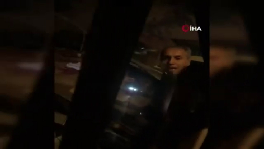 Hastane personelinin olduğu servis aracına sopalı saldırı kamerada