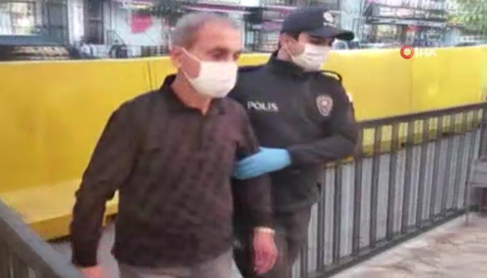 Hastane personelinin olduğu servise sopayla saldıran maganda yakalandı