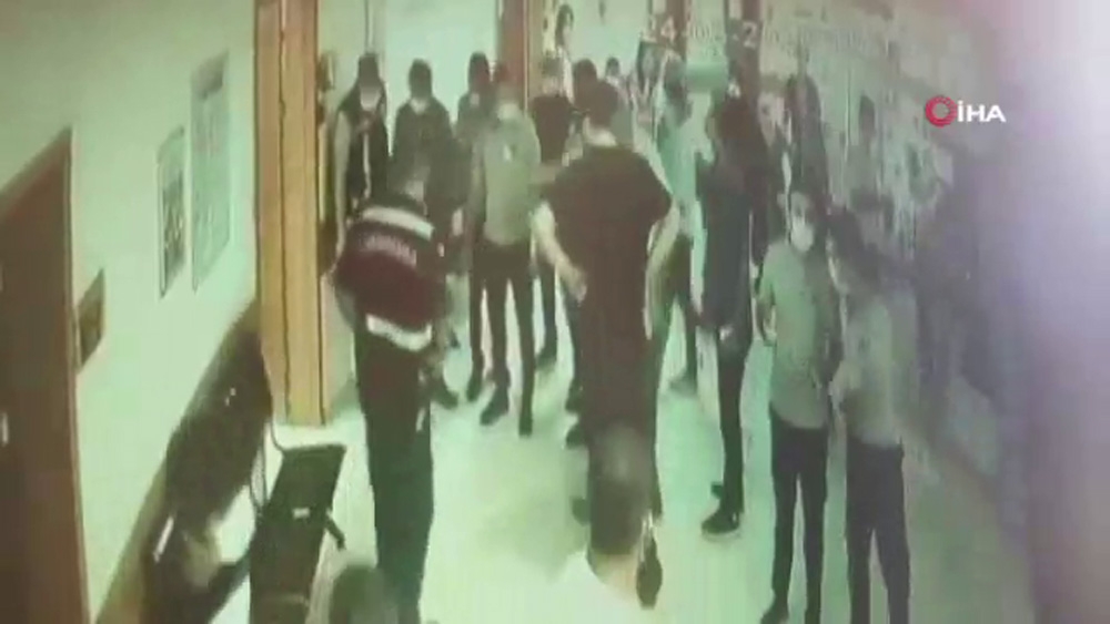 Hastanede dehşet anları, tartıştığı doktor kapıyı kapattı parmağı koptu