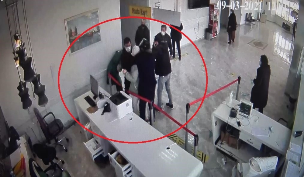 Hastanede sağlık çalışanına saldırı anı güvenlik kamerasında