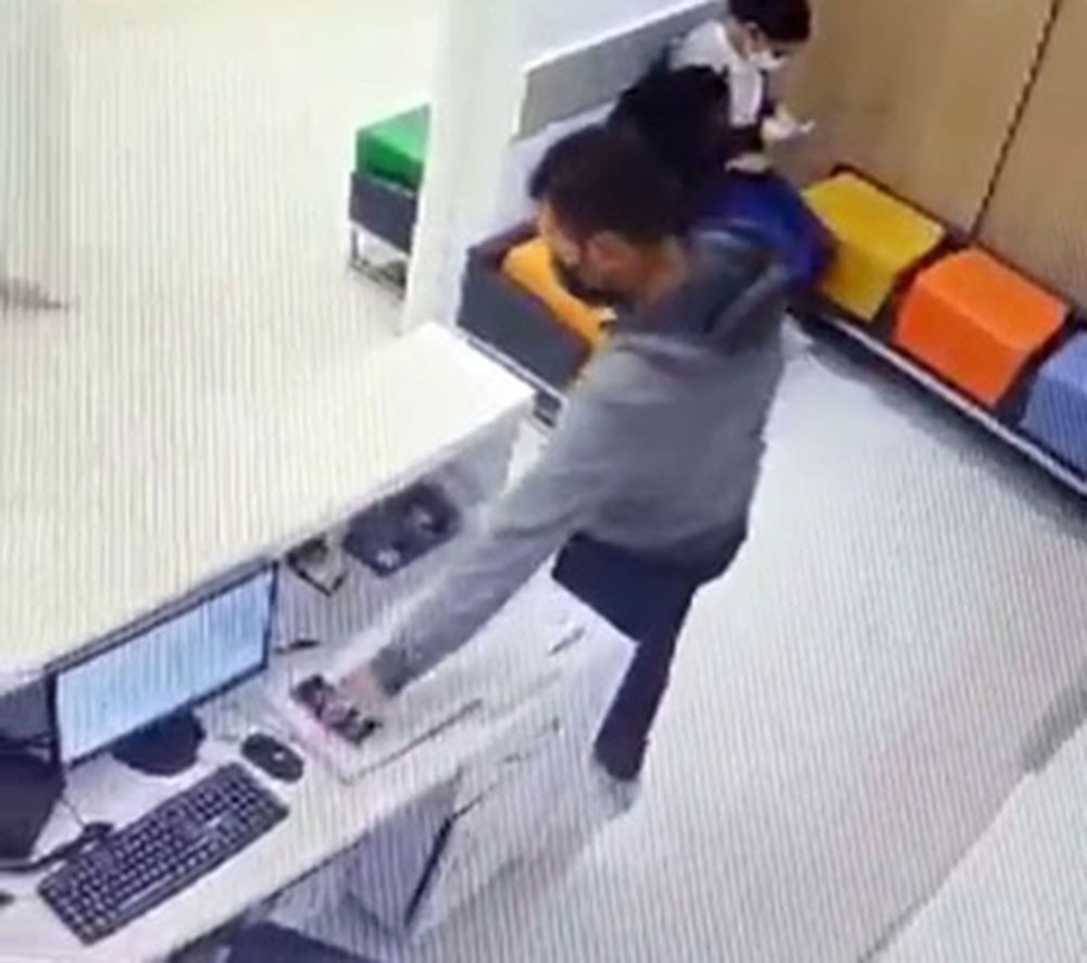Hastanedeki telefon hırsızlığı güvenlik kamerasına böyle yansıdı