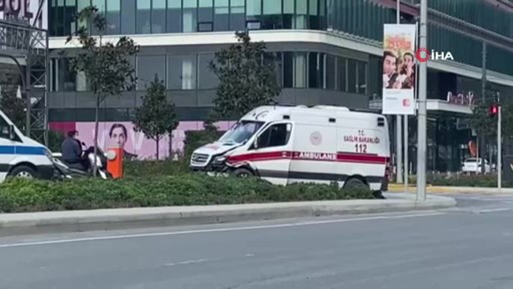 Hastaya yetişmeye çalışırken kaza yapan ambulans kameralara yansıdı